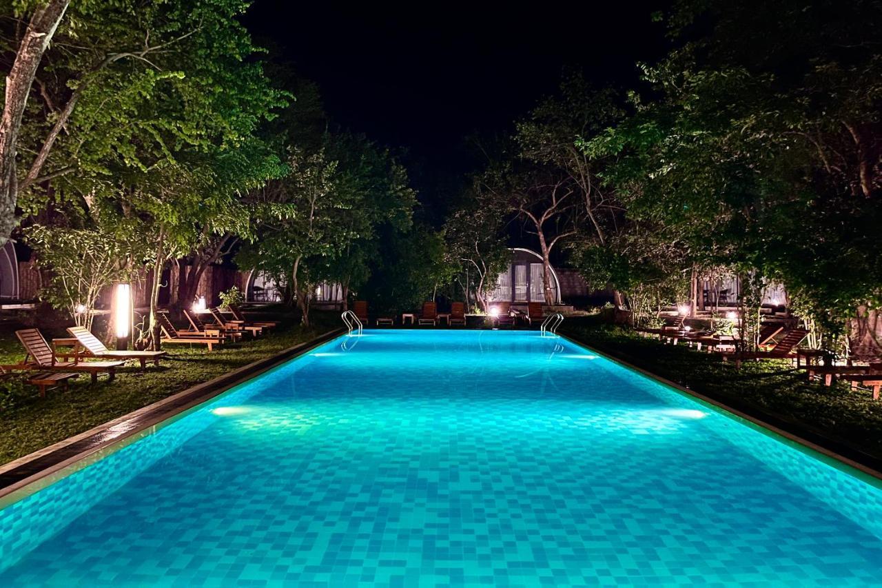 Nivadoo Resort Sigiriya Exteriér fotografie The swimming pool at the hotel