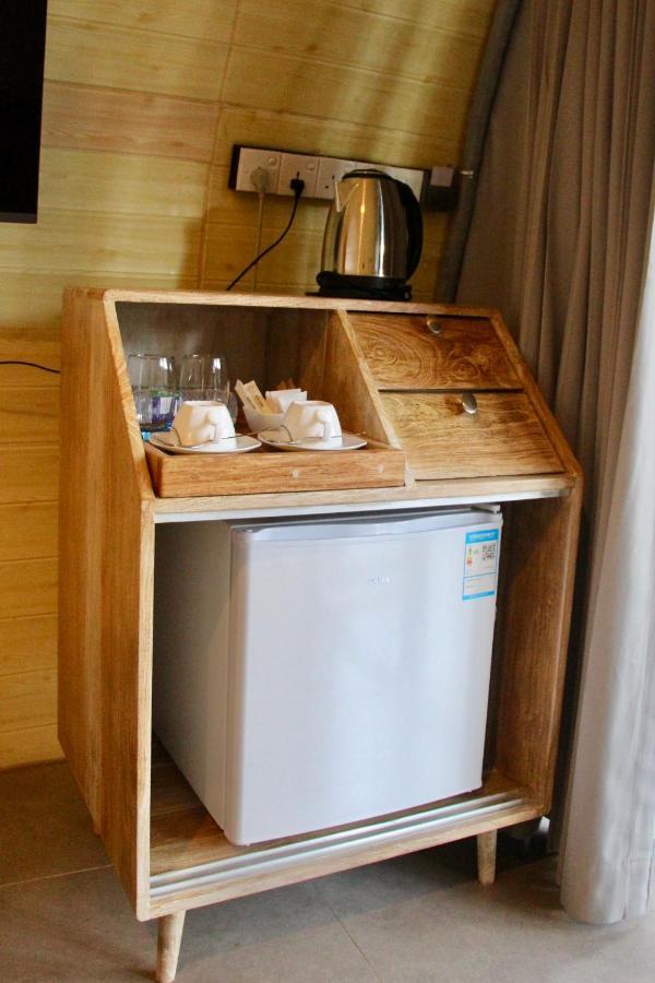 Nivadoo Resort Sigiriya Exteriér fotografie A small refrigerator in a hotel room