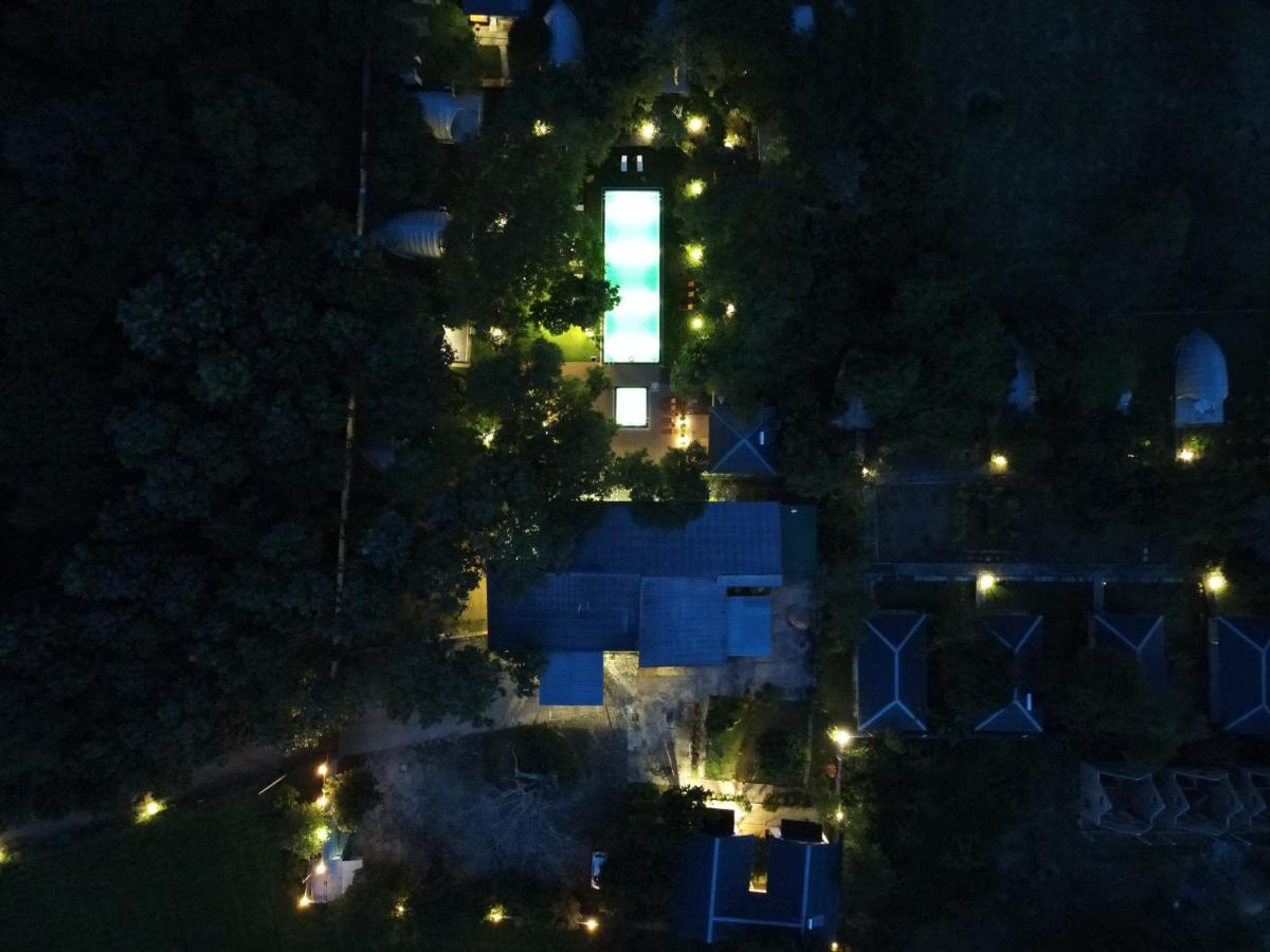Nivadoo Resort Sigiriya Exteriér fotografie Aerial view of the house at night