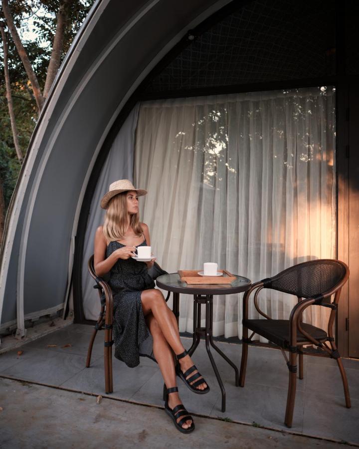 Nivadoo Resort Sigiriya Exteriér fotografie A woman drinking coffee