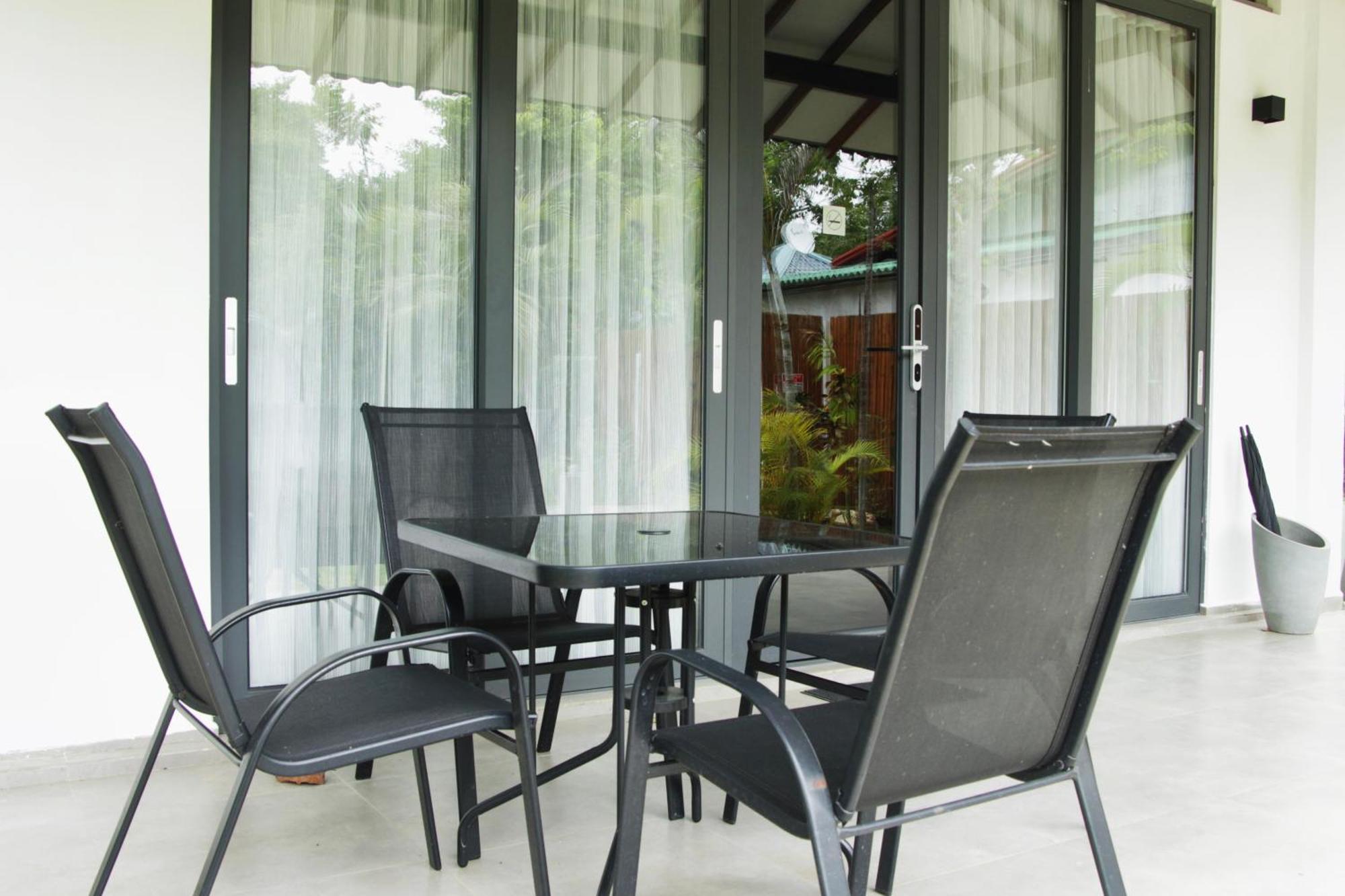 Nivadoo Resort Sigiriya Pokoj fotografie A set of patio furniture