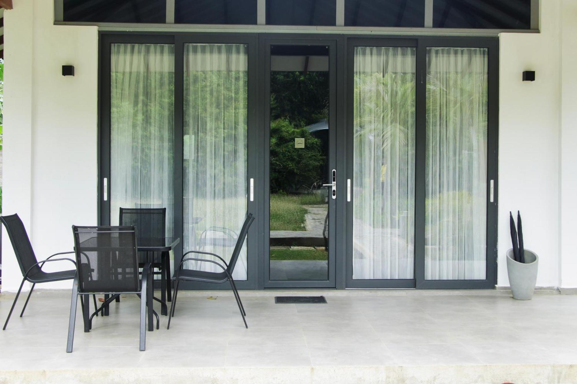 Nivadoo Resort Sigiriya Pokoj fotografie A set of sliding doors